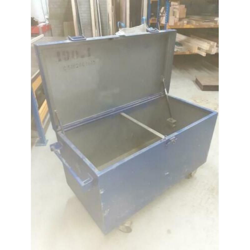 Handige afsluitbare kist op wielen voor gereedschap.
