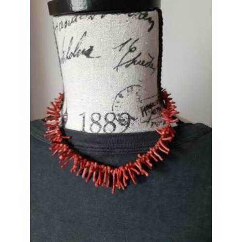 Bloedkoraal ketting goudkleurig slotje
