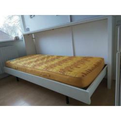 Opklapbed met schuifdeurtjes