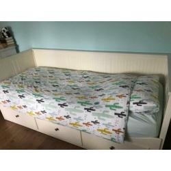 Hemnes bed / bedbank incl nachtkastje en 2x matras