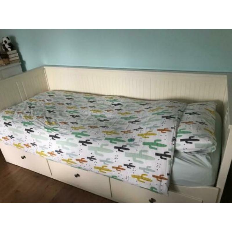 Hemnes bed / bedbank incl nachtkastje en 2x matras