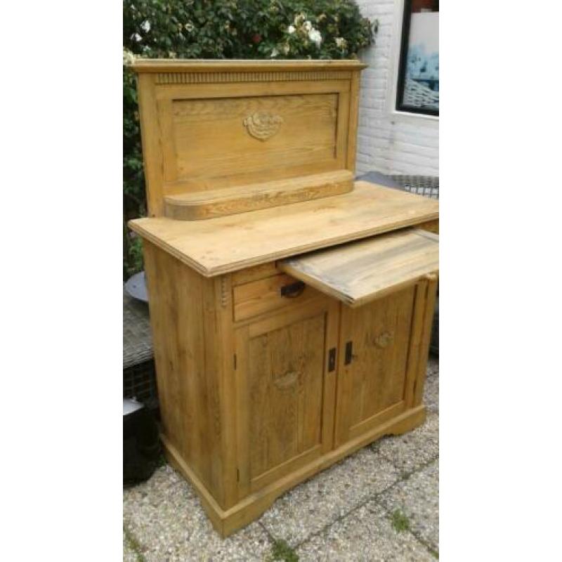 Antieke grenen kast €120