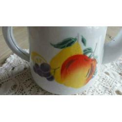 Brocante wit emaille theepotje met fruit motief