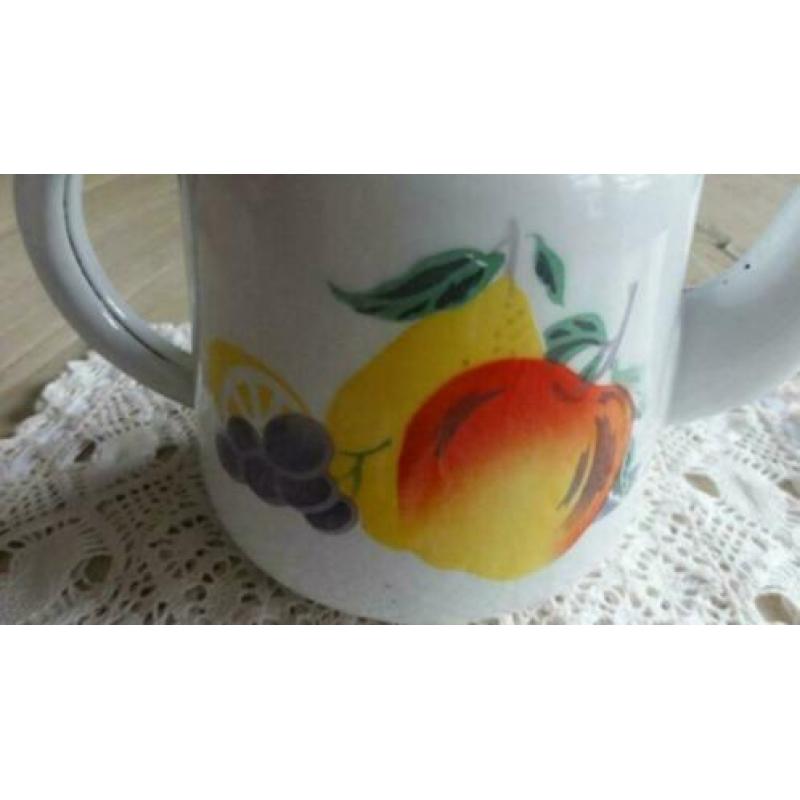 Brocante wit emaille theepotje met fruit motief