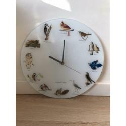 Wandklok met vogelgeluiden
