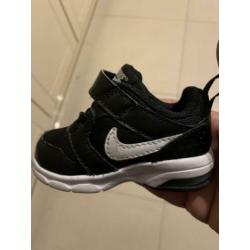Zwarte baby Nike maat 18,5