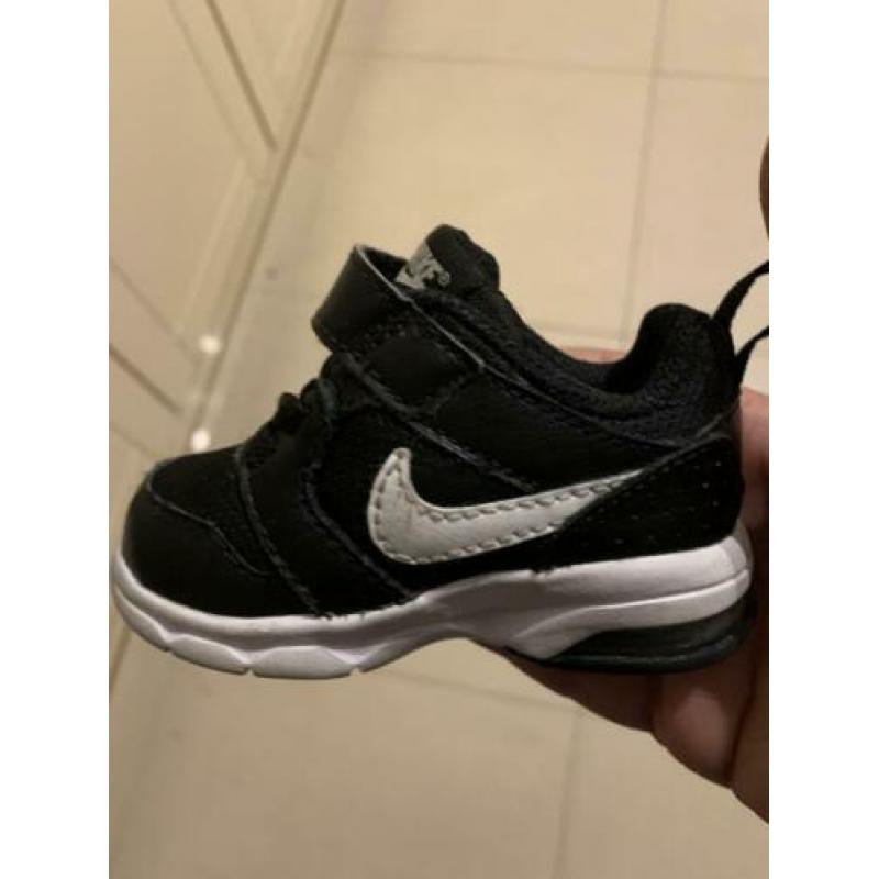 Zwarte baby Nike maat 18,5