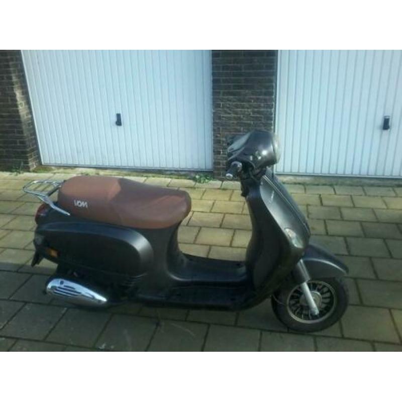 vespa look 2011 geel kenteken