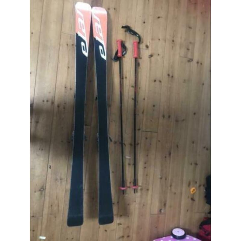 Complete ski set: ski’s, stokken en skischoenen