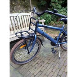 Stevige jongensfiets met terugtraprem en handrem. 22 inch