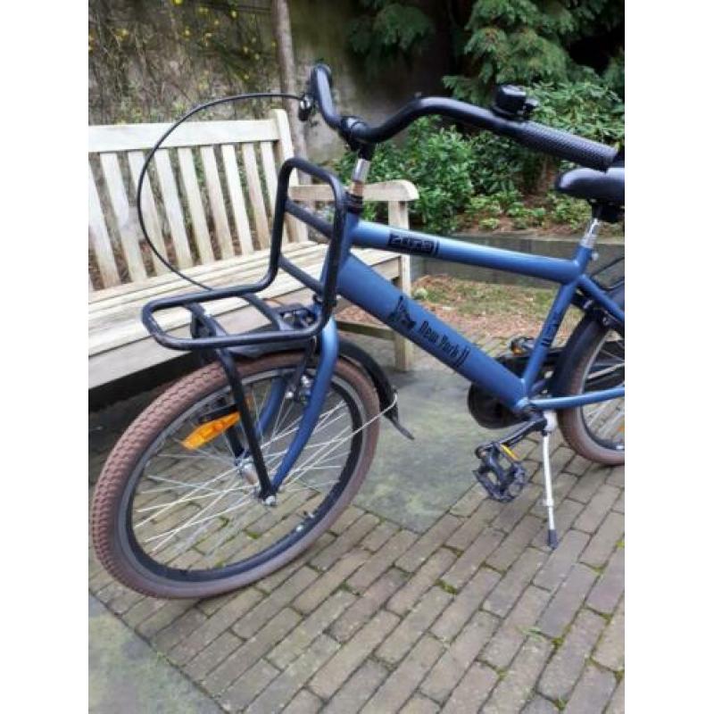 Stevige jongensfiets met terugtraprem en handrem. 22 inch