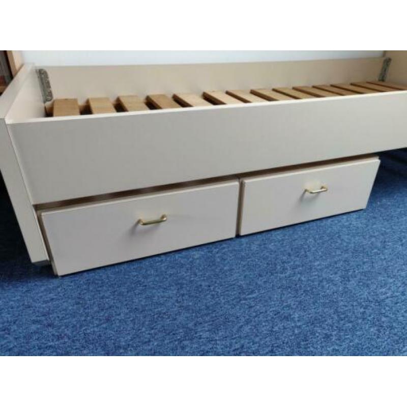 Beige stevig zelfgemaakt bed met 2 lades
