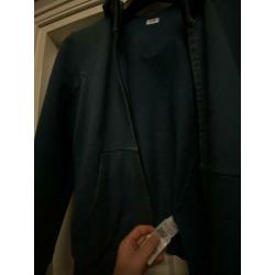 CP Company vest, capuchon met goggles. Middenblauw maat S