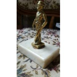 brocante messing beeldje Charlie Chaplin op marmer sokkel