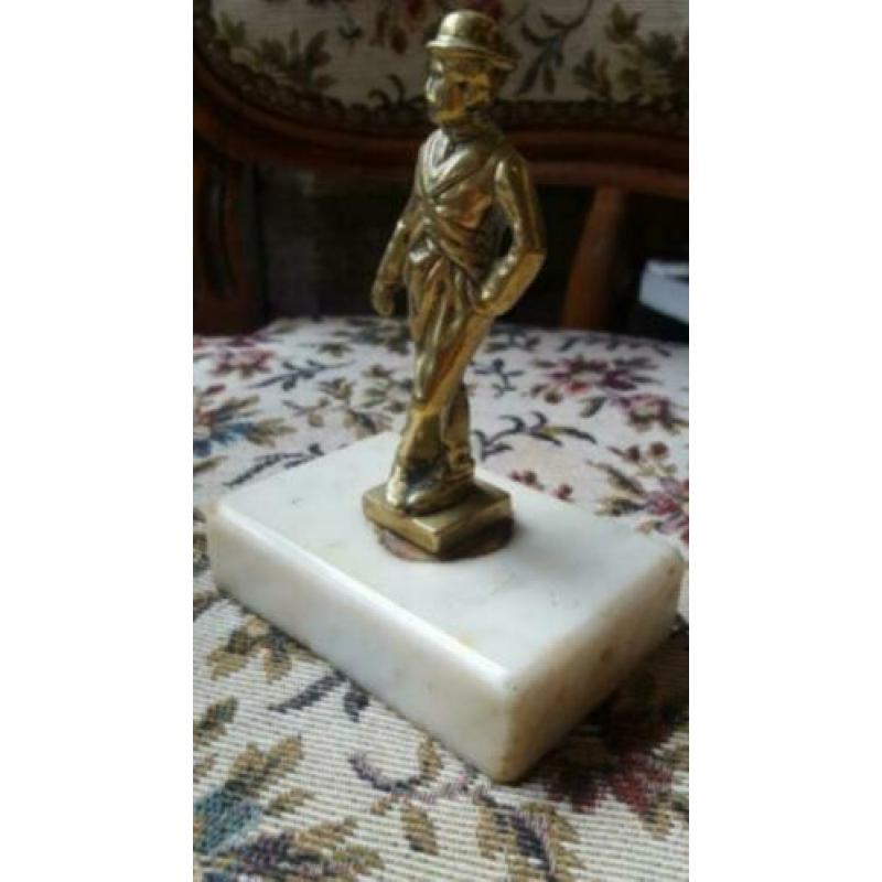 brocante messing beeldje Charlie Chaplin op marmer sokkel