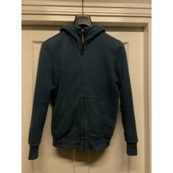 CP Company vest, capuchon met goggles. Middenblauw maat S