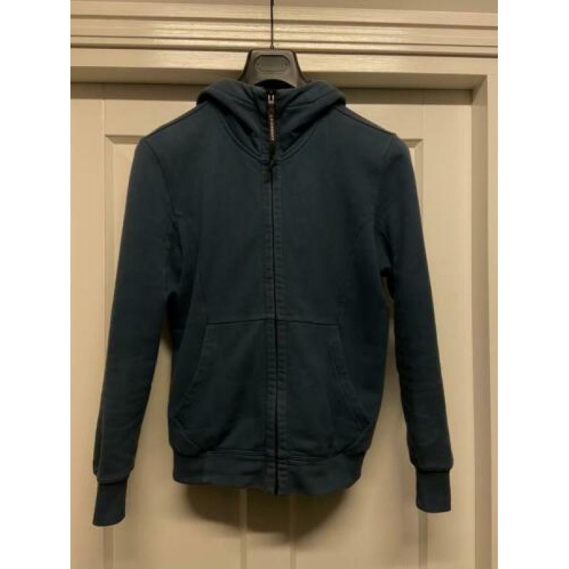CP Company vest, capuchon met goggles. Middenblauw maat S