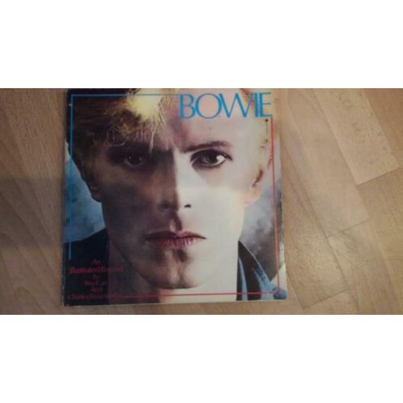 Bowie, David - boekwerk op LP formaat in zeer goede conditie