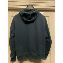 CP Company vest, capuchon met goggles. Middenblauw maat S