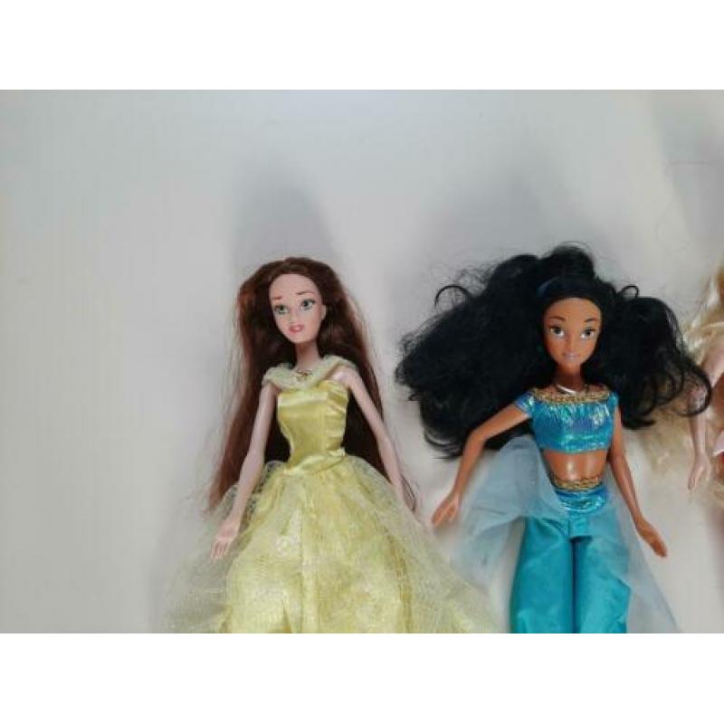 5 barbie Belle, Jasmine, doornroosje,assepoester,sneeuwwitje