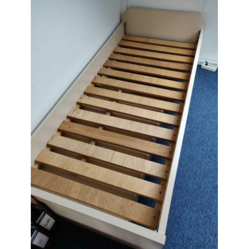 Beige stevig zelfgemaakt bed met 2 lades