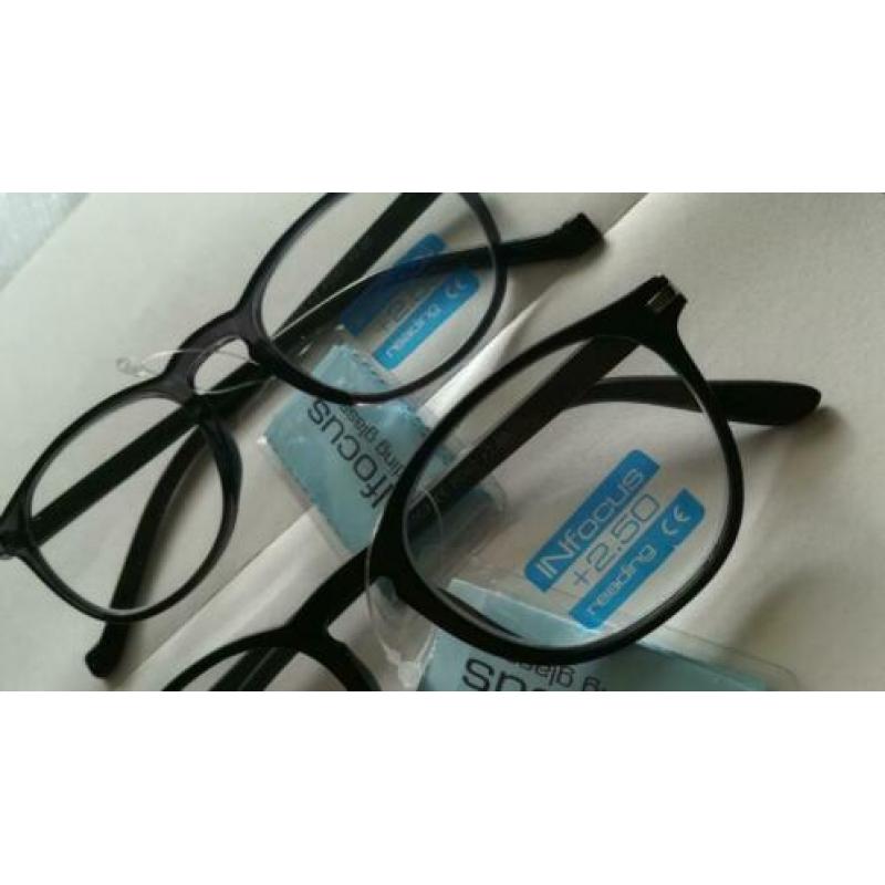 2 stuks nieuwe leesbrillen +2.50 zwart en transparant grijs