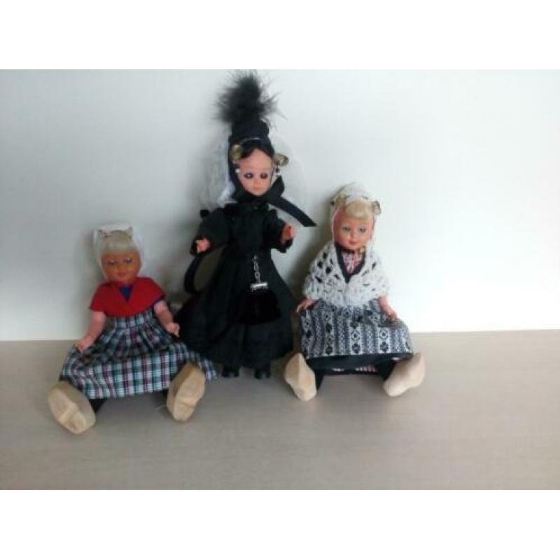 Oude Hollandse klederdracht poppetjes.Pr.p/st vanaf.