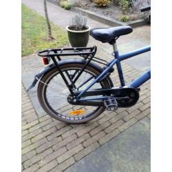 Stevige jongensfiets met terugtraprem en handrem. 22 inch