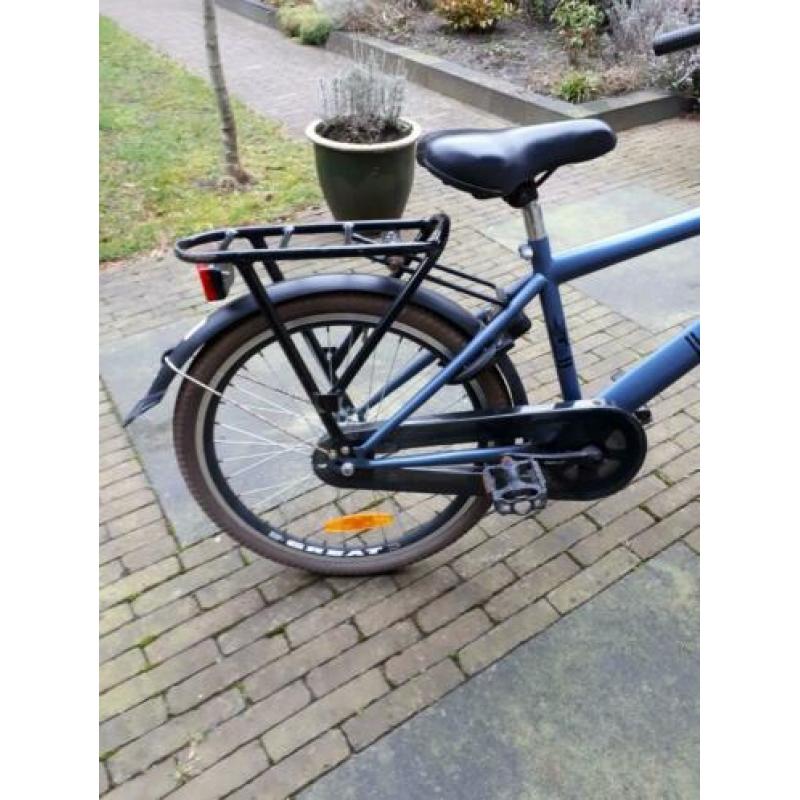 Stevige jongensfiets met terugtraprem en handrem. 22 inch