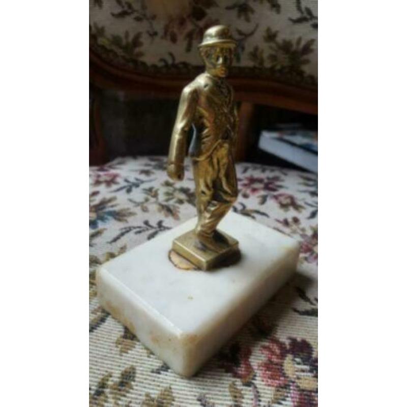 brocante messing beeldje Charlie Chaplin op marmer sokkel