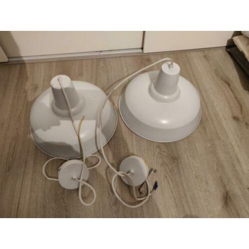 Twee witte industriële hanglampen