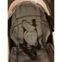 Grijze Mutsy Transit compleet met bak,kinderwagen, adapters