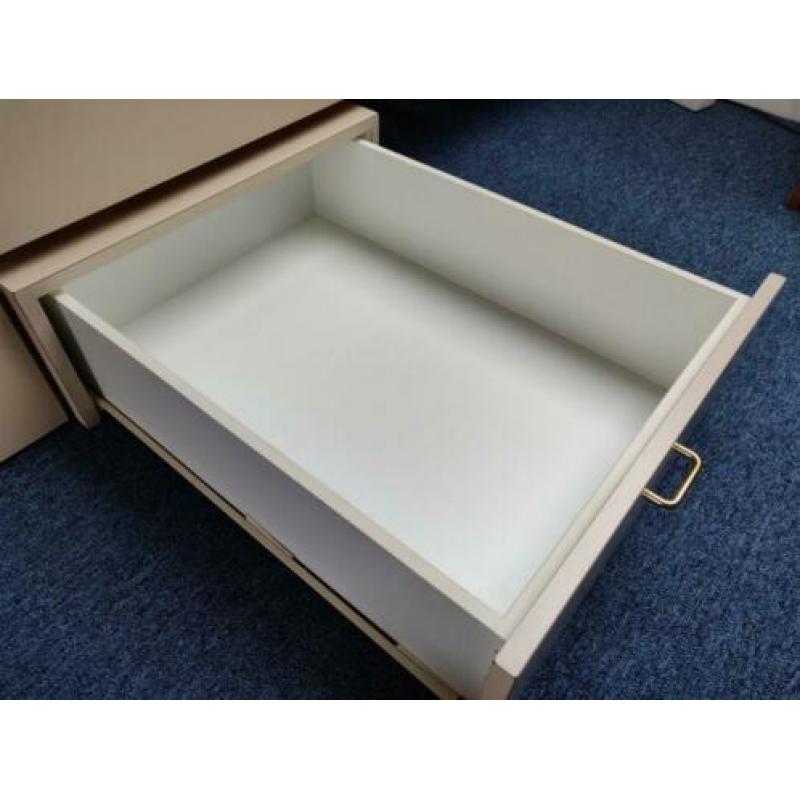 Beige stevig zelfgemaakt bed met 2 lades