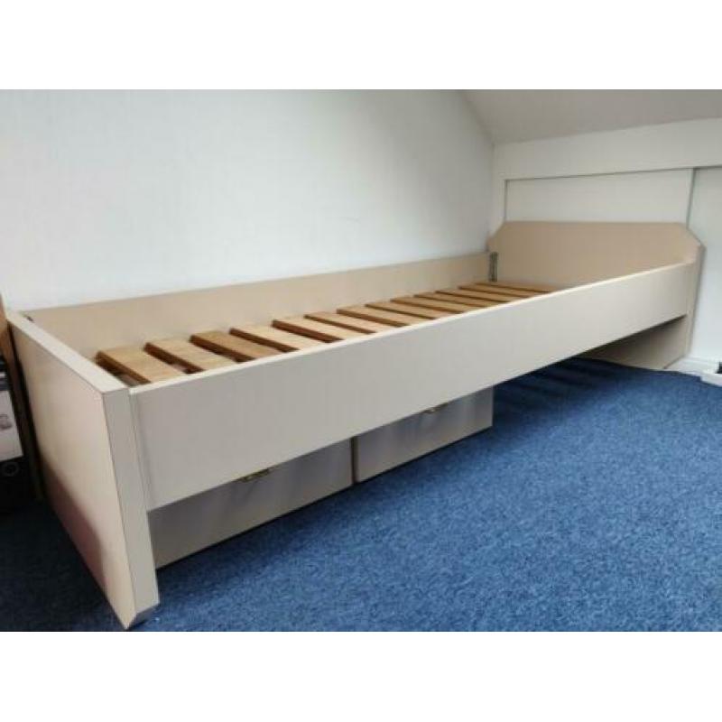 Beige stevig zelfgemaakt bed met 2 lades