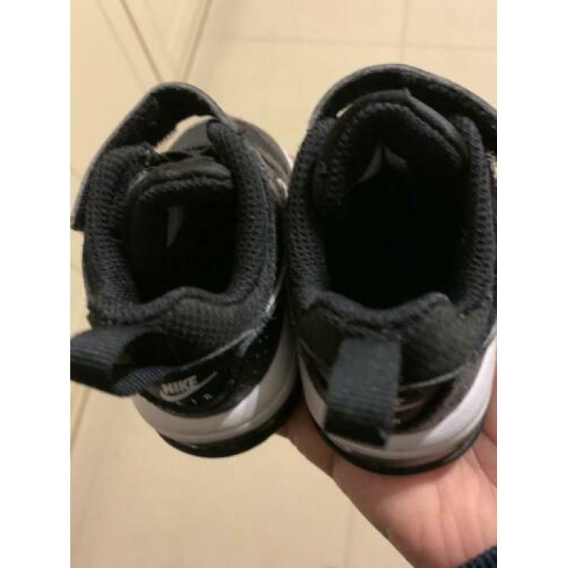 Zwarte baby Nike maat 18,5