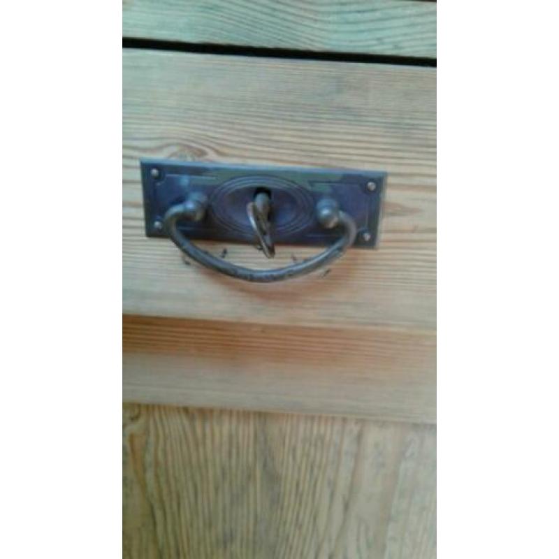 Antieke grenen kast €120