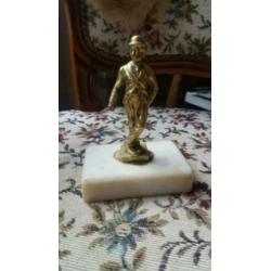 brocante messing beeldje Charlie Chaplin op marmer sokkel