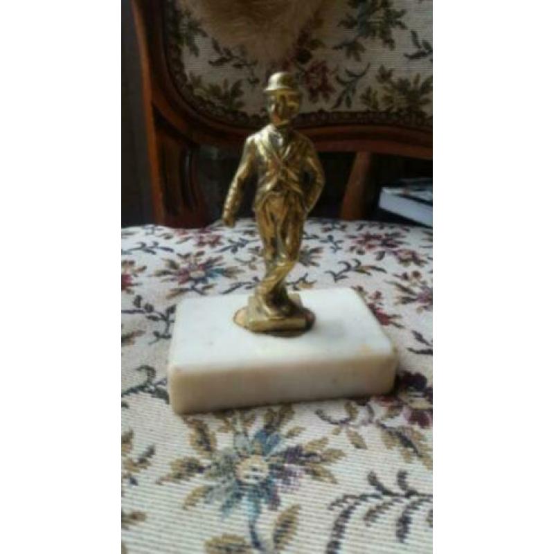 brocante messing beeldje Charlie Chaplin op marmer sokkel