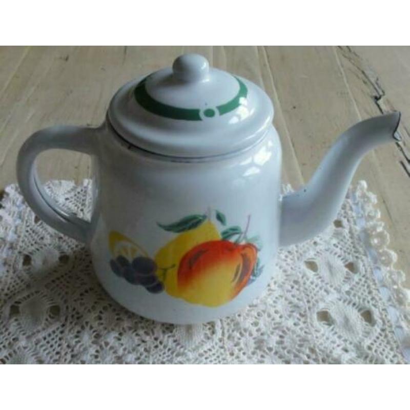 Brocante wit emaille theepotje met fruit motief