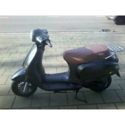 vespa look 2011 geel kenteken