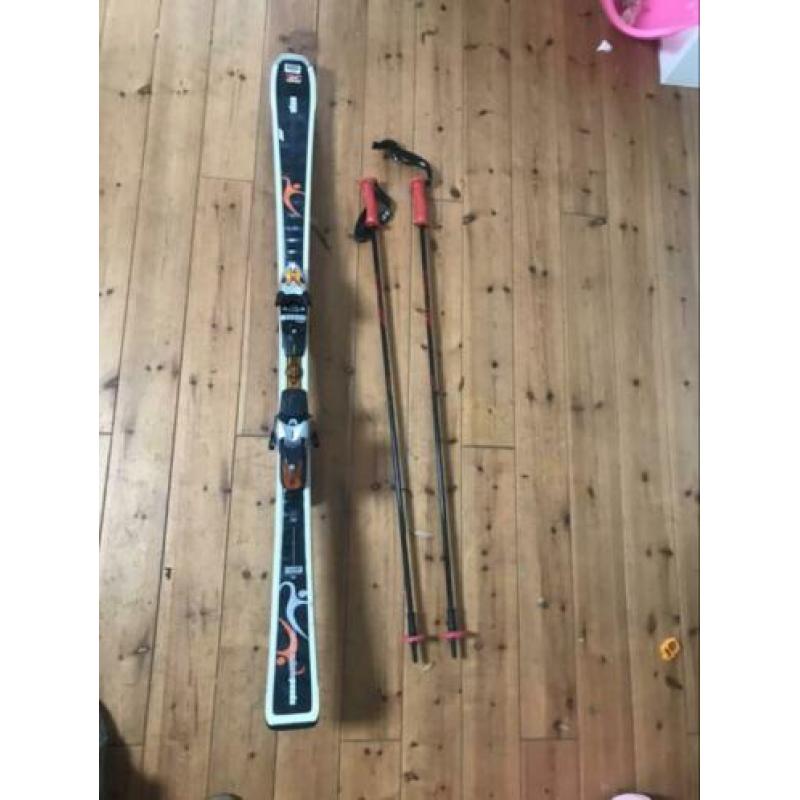 Complete ski set: ski’s, stokken en skischoenen