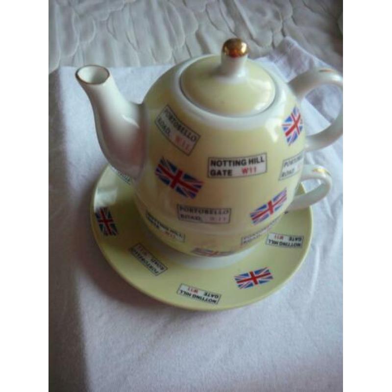Carter Pottery setje, theepotje en kop en schotel in 1