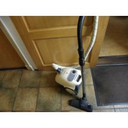 Te koop Bosch stofzuiger type vbbs550V20 2100watt