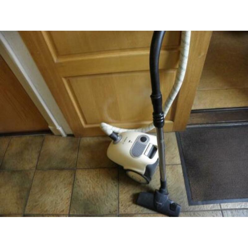 Te koop Bosch stofzuiger type vbbs550V20 2100watt