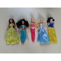 5 barbie Belle, Jasmine, doornroosje,assepoester,sneeuwwitje