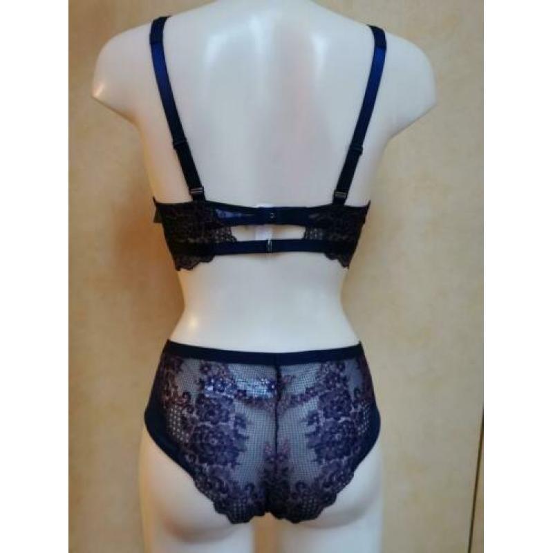 80B Nieuwe lingerieset met kant Triumph , 80 B / broekje 40