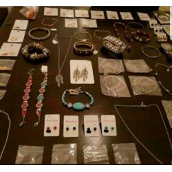 Doos vol mooie, nieuwe sieraden 160 stuks