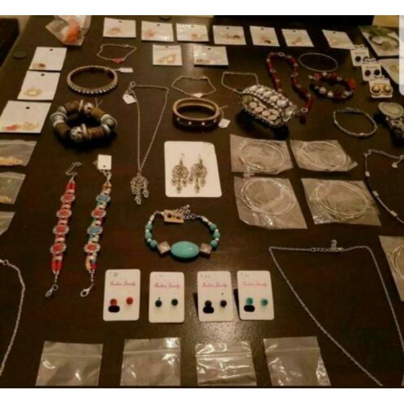 Doos vol mooie, nieuwe sieraden 160 stuks