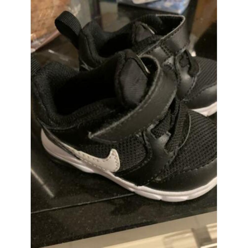 Zwarte baby Nike maat 18,5