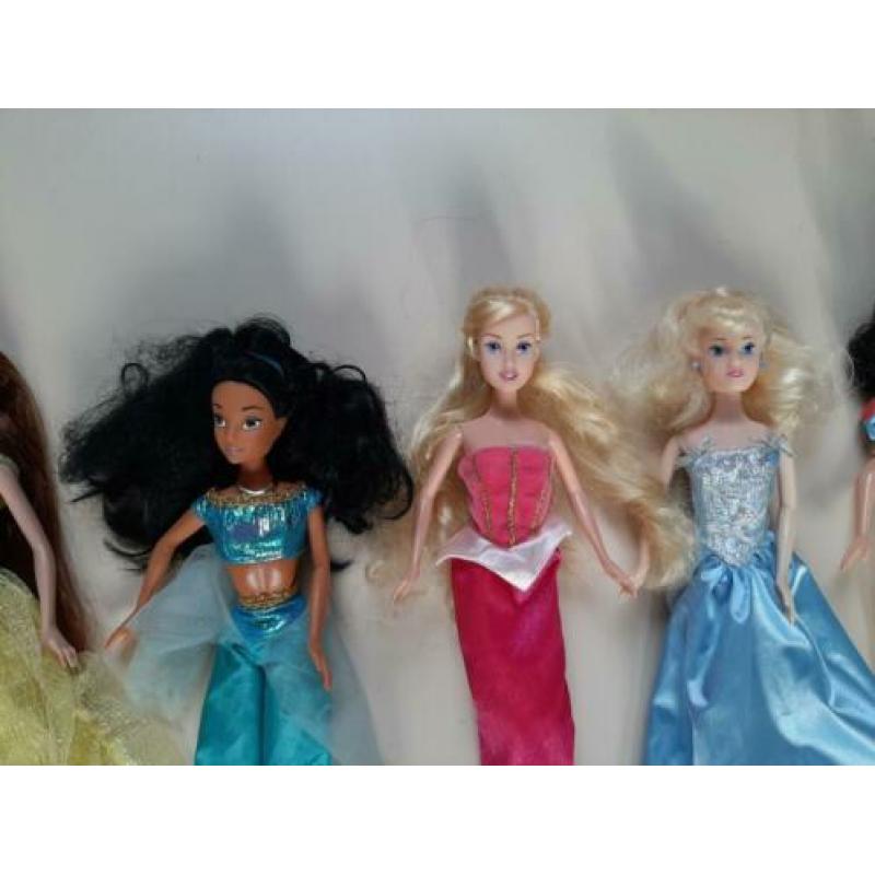 5 barbie Belle, Jasmine, doornroosje,assepoester,sneeuwwitje